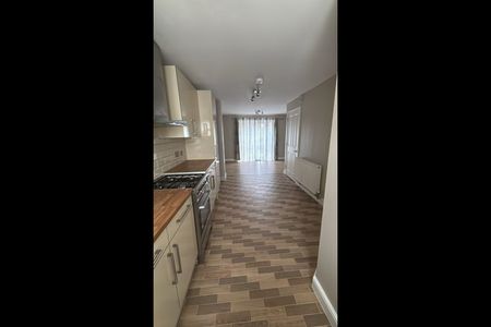 3 Bed Terraced House, Corn Way, E11 - Photo 5