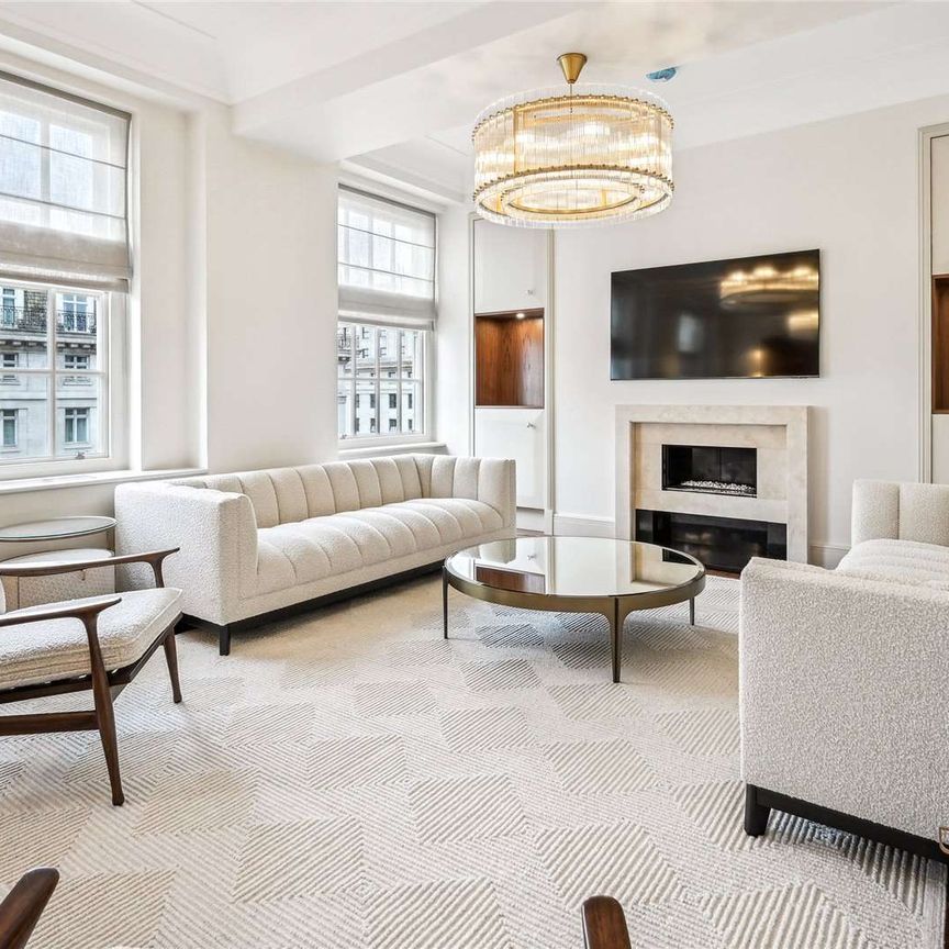 An exceptional, recently refurbished four bedroom apartment in the heart of Mayfair. - Photo 1