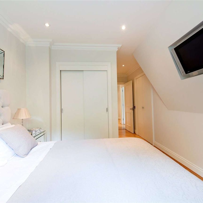 Found in a convenient location, this charming two bedroom flat is situated on the fifth floor of a smart and well maintained stucco-fronted building. - Photo 1