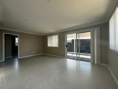 Lifestyle Living Steps from Shops, Cafés & the Foreshore - Photo 2