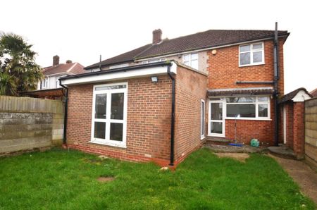 5 bedroom Semi-detached house to rent - Photo 3