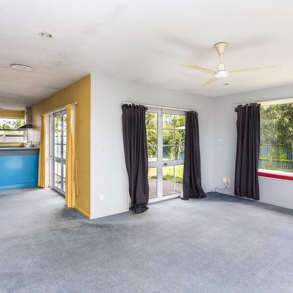 Spacious Pet Friendly Family Home! - Photo 1