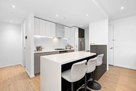 Live the High Life! Spacious 10th-Floor Apartment with Sweeping City & Bay Views - Photo 3