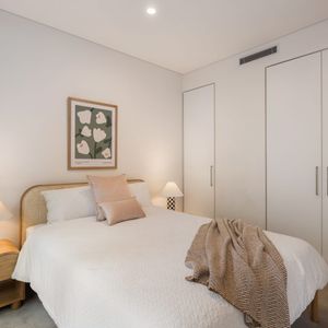 Fully Furnished / Modern Lifestyle Internet and Water included - Photo 2