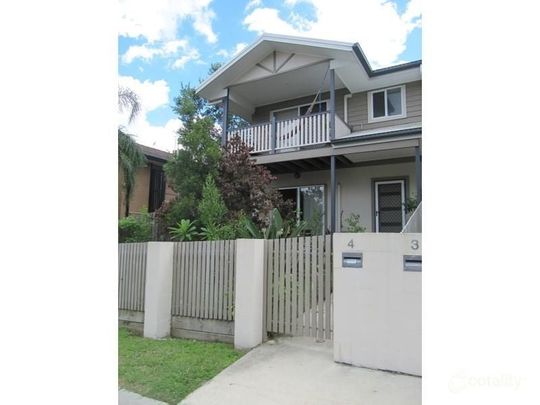 Modern Townhome conveniently located - Photo 1