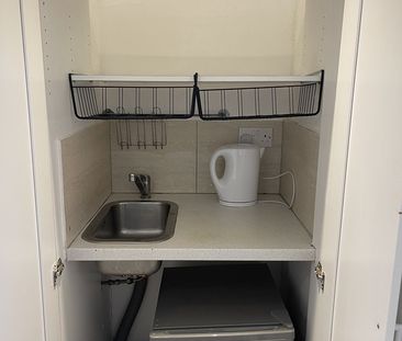 Studio Flat, Bennett Road, E13 - Photo 4