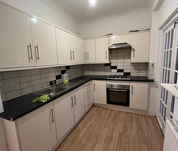 Ensuite room to let close to ilford station-£900 pcm - Photo 1