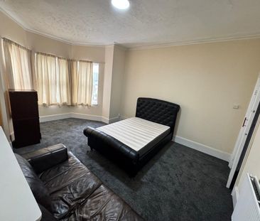 Room in a Shared Flat, London, IG1 - Photo 2