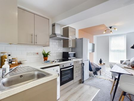 2 bedroom flat to rent - Photo 2