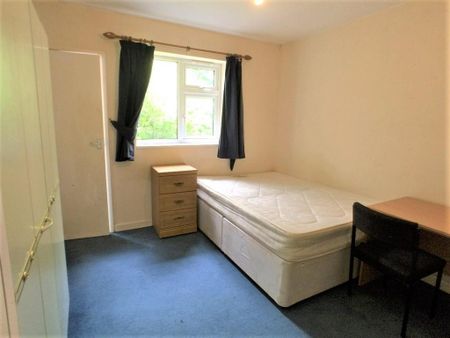 4 bedroom semi-detached house to rent - Photo 3