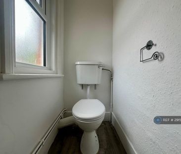 3 bedroom flat to rent - Photo 4