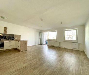 Großzügig geschnittene 2-Raum-Wohnung mit Einbauküche - Foto 2