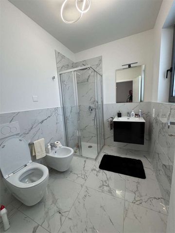 Recently furnished 4.5-room apartment with terrace - Photo 2