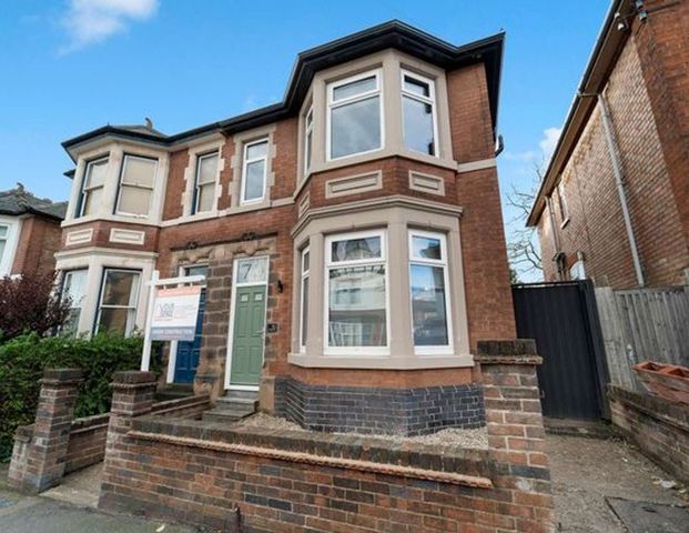 🏡 Stylish Co-Living Home for Professionals | 70 Empress Road | All Bills Included Room 6 - Photo 1