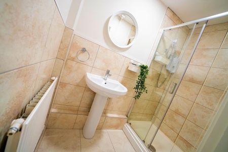 4 bedroom flat to rent - Photo 5