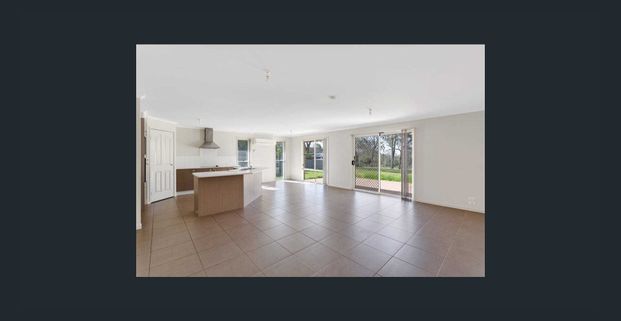 Family Living on a Massive Block – Space, Comfort & Country Charm - Photo 1