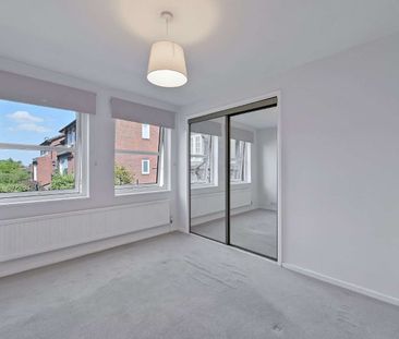 A light and well-positioned apartment in a much sought after privat... - Photo 2