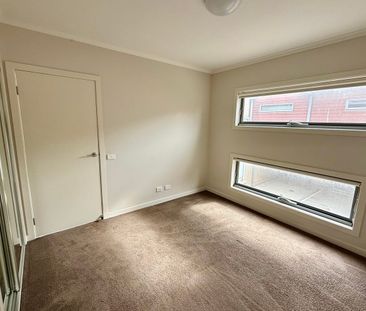 MODERN TOWNHOUSE WITH QUALITY FEAUTURES IN CONVENIENT LYNBROOK LOCA... - Photo 4