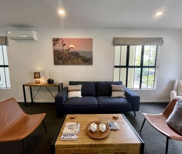 Split level, three bedroom city townhouse - Photo 2