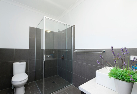 Stylish 4-Bedroom House in Vibrant Newtown - Photo 3