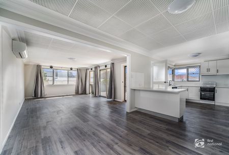 Spacious 3 Bedroom Renovated Unit - Photo 2