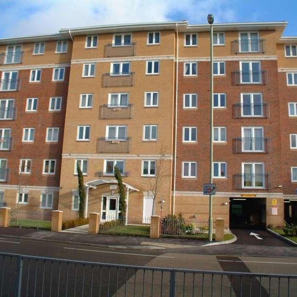 Bedroom Top Floor Apartment In Farnborough, GU14 - Photo 1