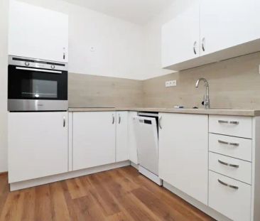 Nabízíme pronájem zánovního zděného bytu 2+kk s balkónem a garážový... - Photo 3