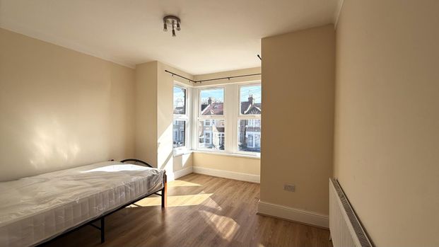 Seymour Gardens, Cranbrook, Ilford - Photo 1