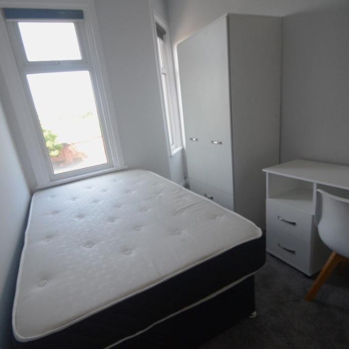 4 bedroom end of terrace house to rent - Photo 1