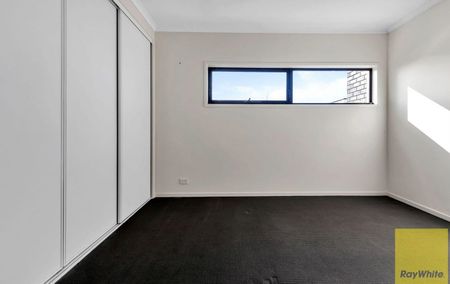 Modern 2-Bedroom Townhouse in great location - Photo 4