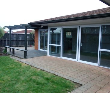 Great Location 3-Bed House with Double Garage - Photo 2