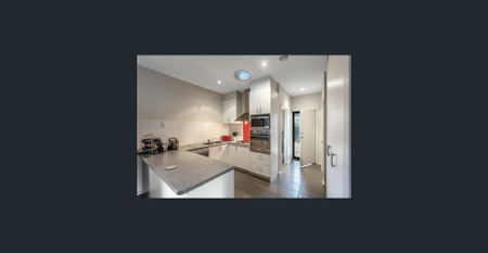 NEAT 3 BEDROOM TOWNHOUSE - Photo 4