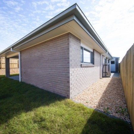 NEARLY BRAND NEW! SPACIOUS & MODERN house in Pimpama - Photo 1