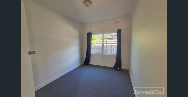 VERY CLOSE TO MONASH MEDI CENTRE & CLAYTON SHOPS - Photo 1