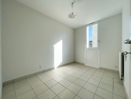 Location Appartement 3 pièces 53m² LE MAY SUR EVRE 49122 - Photo 4