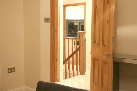 2 Bed Penthouse, Hyde Park Road, LS6 - Photo 2