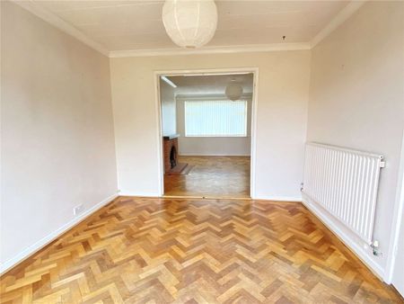 A well proportioned family home providing open plan living - Photo 2