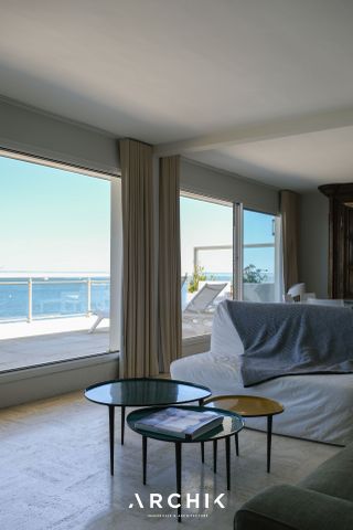 Architecture de 1970, cet immeuble accueille en son 4ème et dernier étage avec ascenseur, un appartement traversant de 100 m2 et sa terrasse de 60 m2, offrant une vue panoramique sur le Bassin et la presqu'île du Cap Ferret. - Photo 4