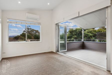 Sunlit Modern Oasis: Stylish 3-Bed Home in Wanniassa - Photo 5