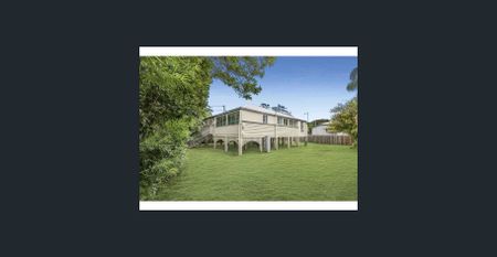 PICTURESQUE QUEENSLANDER IN ULTRA CONVENIENT LOCATION - Photo 3