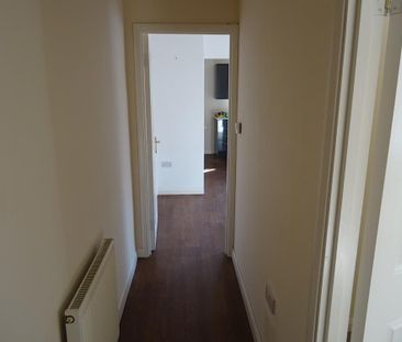 Available 1 Bed Flat - Photo 3