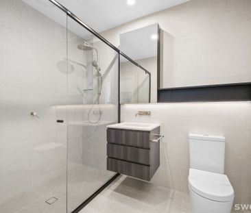 Brand new chic three level residence in prime location - Photo 3