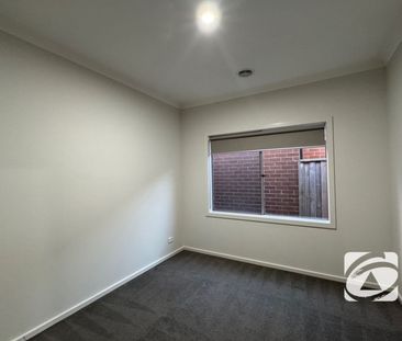 MODERN FAMILY HOME OFFERING COMFORT AND CONVENIENCE - Photo 6