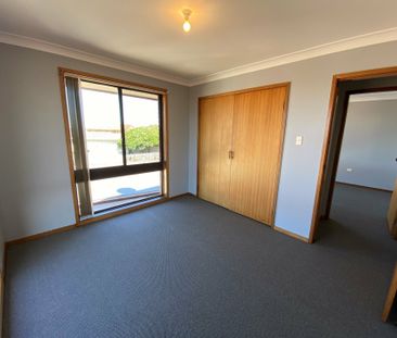 SPACIOUS THREE BEDROOM HOME - Photo 3