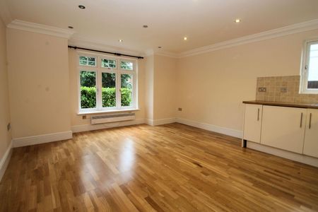 Claremont Avenue, Woking, Surrey, GU22 7SF - Photo 2