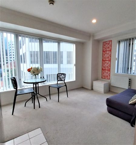 Great location- CBD 2 bedroom apartment - Photo 2