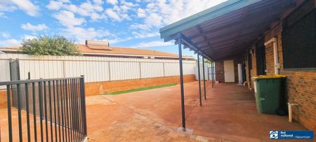 5 BEDROOMS PLUS POOL & INTERNET & POOL MAINTENANCE - Photo 4