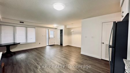 Townhouse For Lease | X8119256 - Photo 4