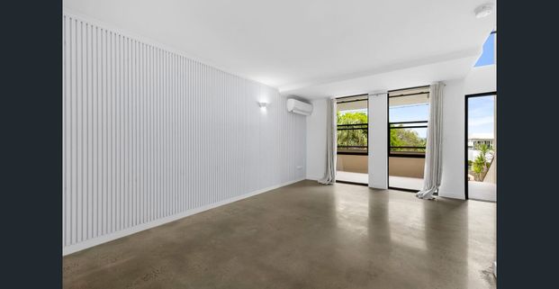 Contemporary 3 Bedroom Townhouse with City Views - Photo 1