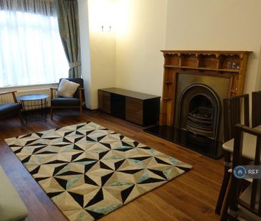 3 bedroom flat to rent - Photo 2